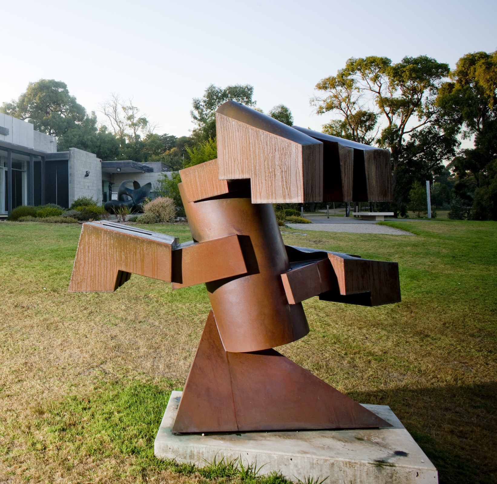 Vincas Jomantas, <em>Landing object III</em>, 1992, fabricated bronze, 284 x 240 x 164 cm. Commissioned by the Elisabeth Murdoch Sculpture Foundation with assistance from the Victorian Regional Galleries Art Foundation Fund 1992. Photo Mark Chew.