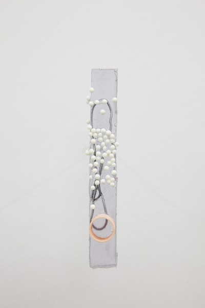 Matt Hinkley. Untitled 2014. polyurethane resin, pigment and wire. Courtesy the artist and Sutton Gallery Matt Hinkley. Untitled 2014. polyurethane resin, pigment and wire. Courtesy the artist and Sutton Gallery